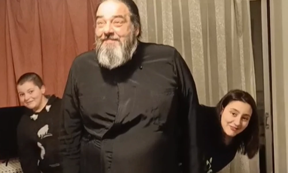 Viral γίνεται ξανά o παπάς του TikTok: Χορεύει και τραγουδάει Βουγιουκλάκη με τα παιδιά του